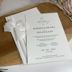 Hochzeitseinladung "Timeless White" | Leinenpapier mit edler Schleife