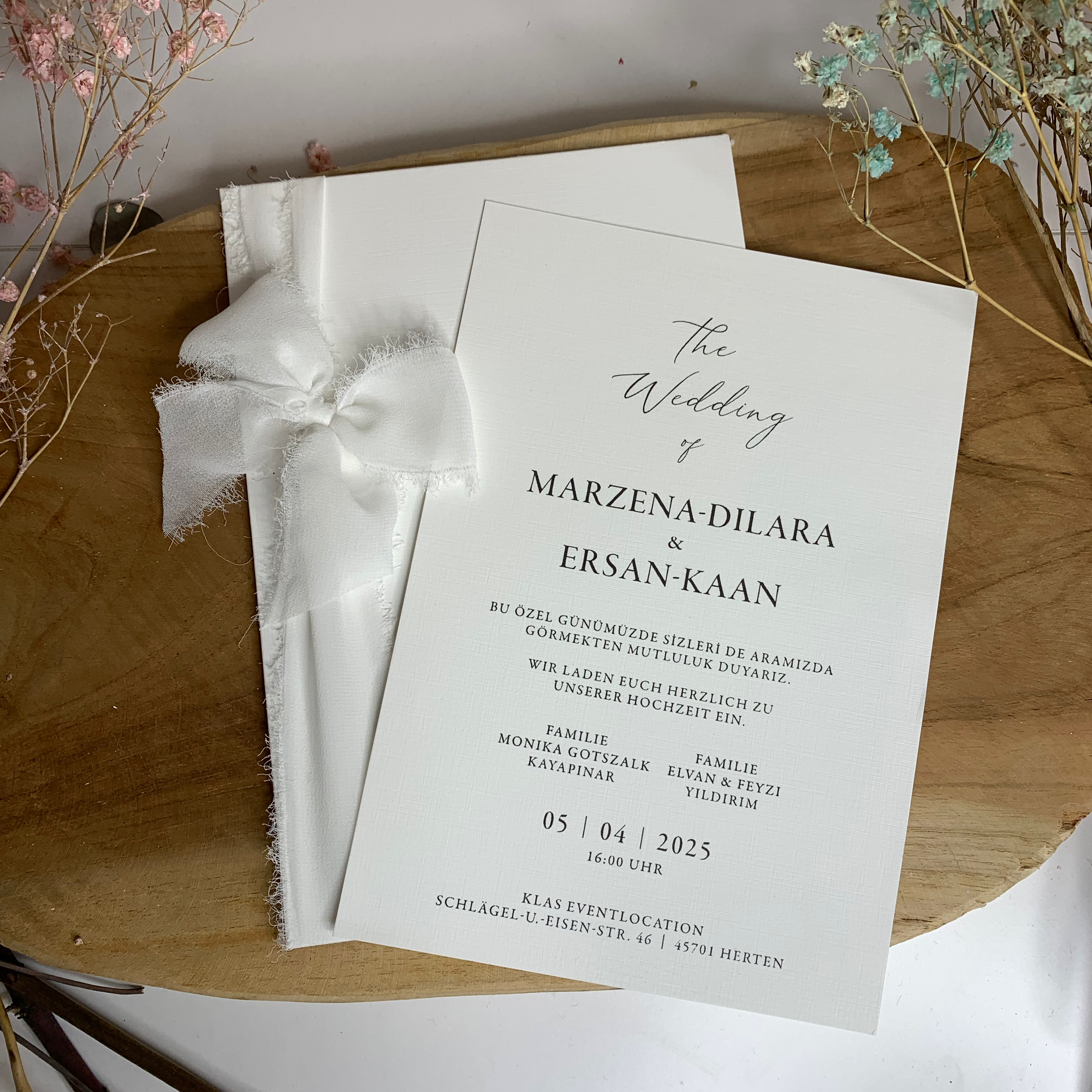 Hochzeitseinladung "Timeless White" | Leinenpapier mit edler Schleife