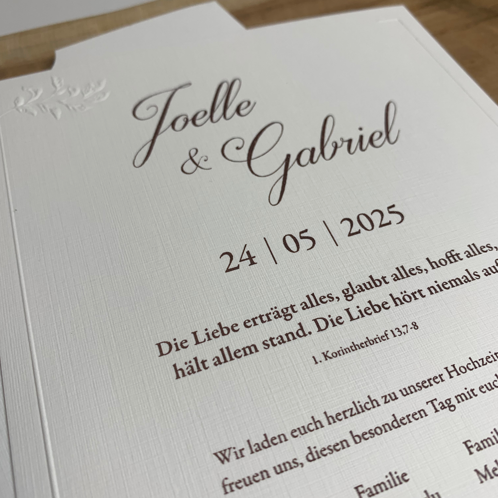 Hochzeitseinladung "Our Names" mit Blindprägung