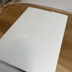 Hochzeitseinladung "Our Names" mit Blindprägung