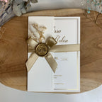 Hochzeitseinladung "Golden Script" mit Schleife, Wachssiegel und Trockenblume