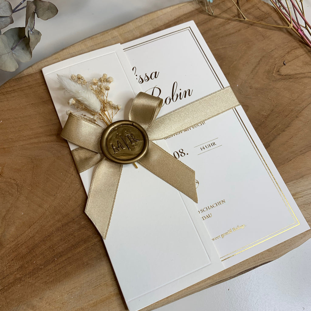 Hochzeitseinladung "Golden Script" mit Schleife, Wachssiegel und Trockenblume