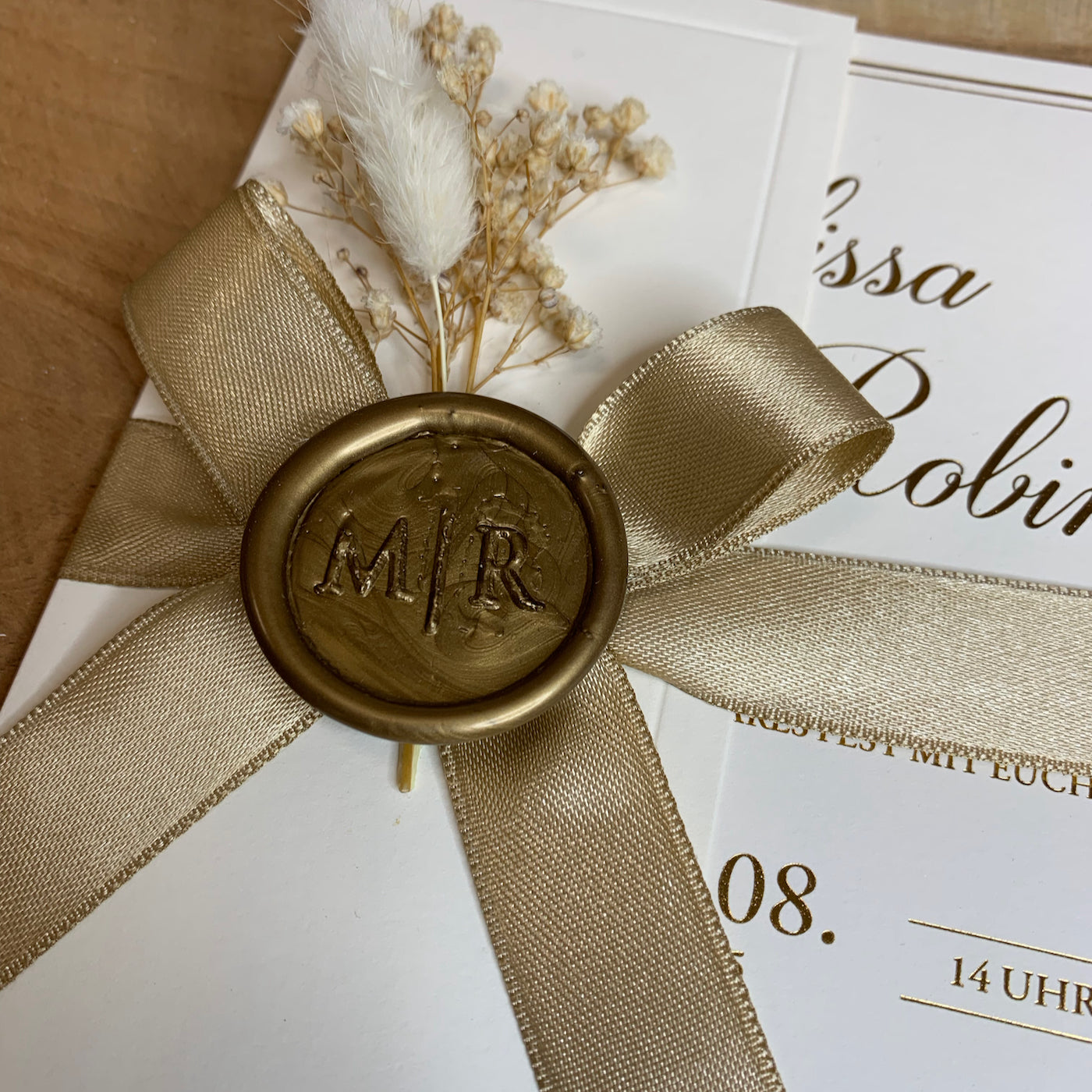 Hochzeitseinladung "Golden Script" mit Schleife, Wachssiegel und Trockenblume
