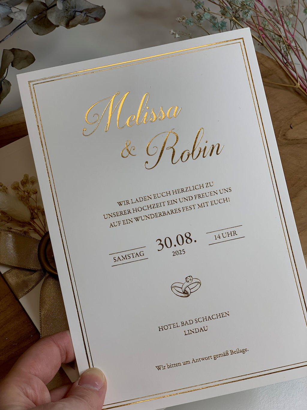 Hochzeitseinladung "Soft Gold" mit Wachssiegel, Kordel und Trockenblume