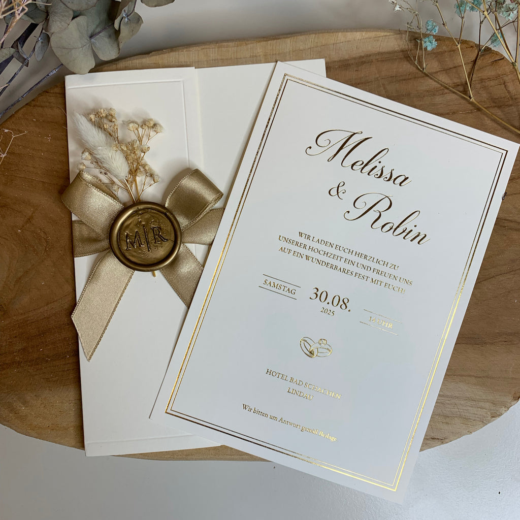 Hochzeitseinladung "Golden Script" mit Schleife, Wachssiegel und Trockenblume