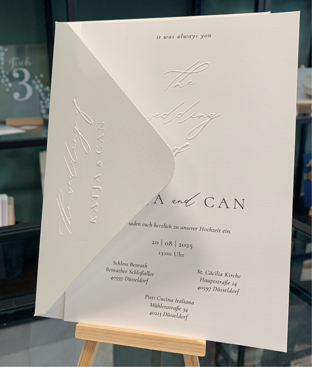 Hochzeitseinladung mit Blindprägung „The Wedding of“