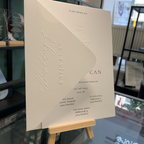 Hochzeitseinladung mit Blindprägung „The Wedding of“