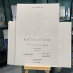 Hochzeitseinladung mit Blindprägung „The Wedding of“