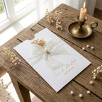 Hochzeitseinladung "Soft Pearl" mit Perle, Schleife und Trockenblume