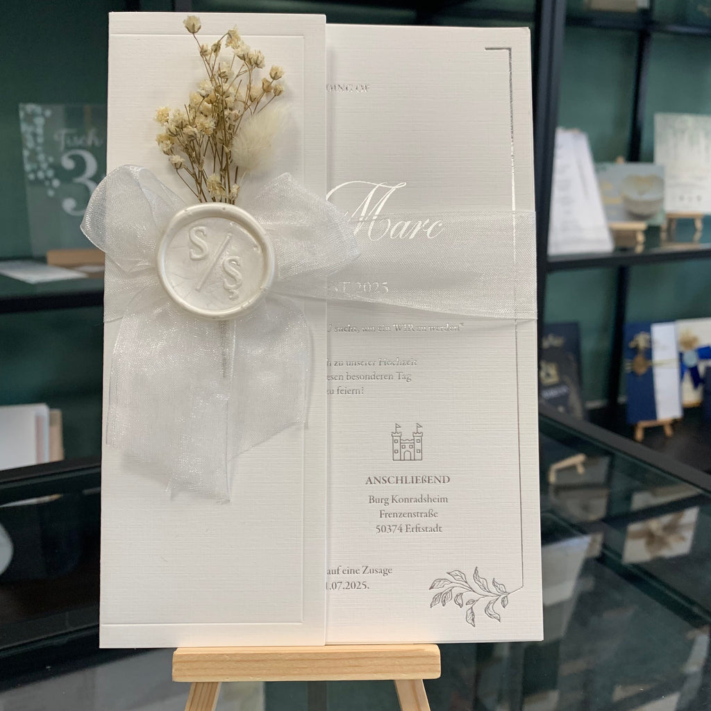 Hochzeitseinladung "Silver White" mit Wachssiegel, Schleife & Trockenblume