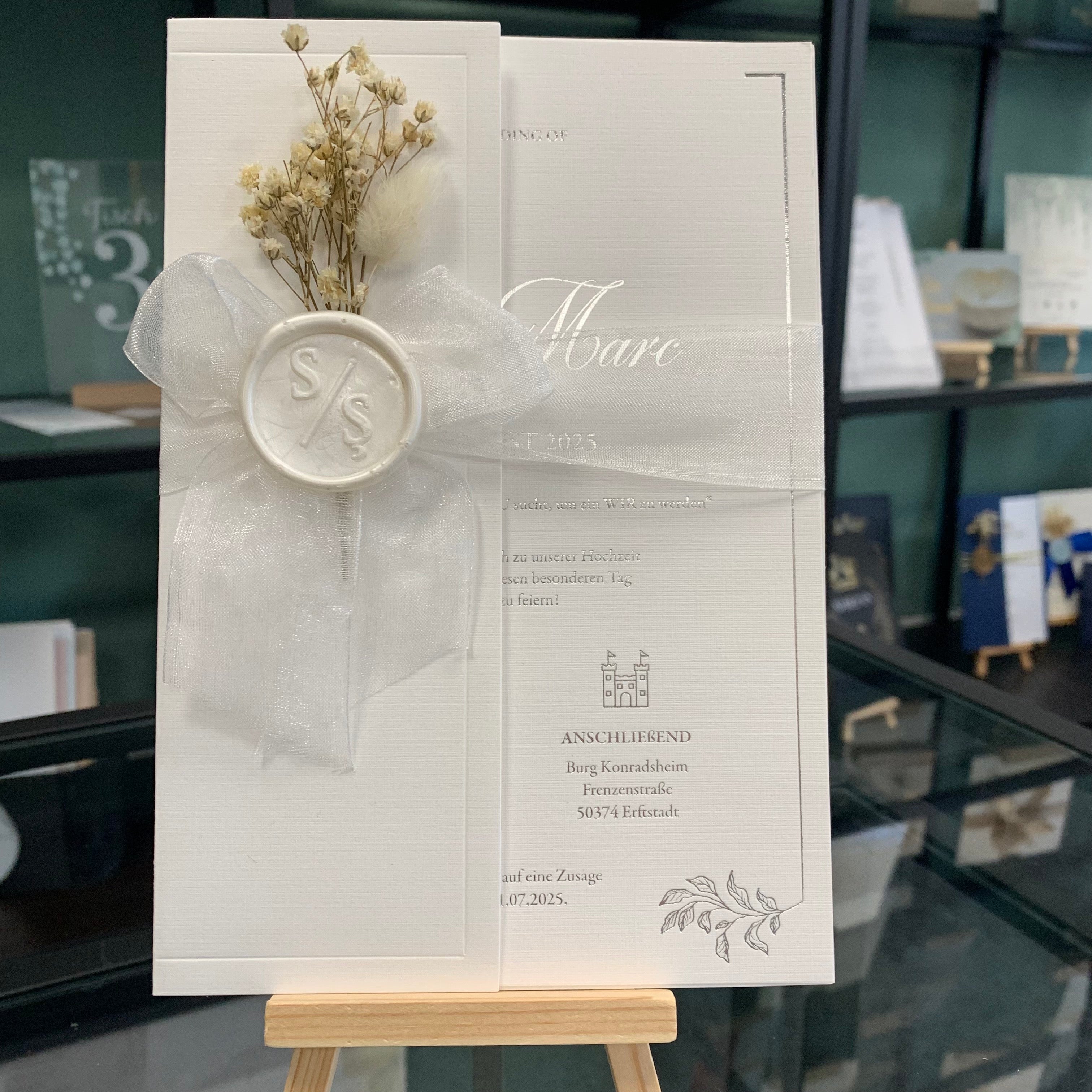 Hochzeitseinladung "Silver White" mit Wachssiegel, Schleife & Trockenblume