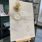 Hochzeitseinladung "Silver White" mit Wachssiegel, Schleife & Trockenblume