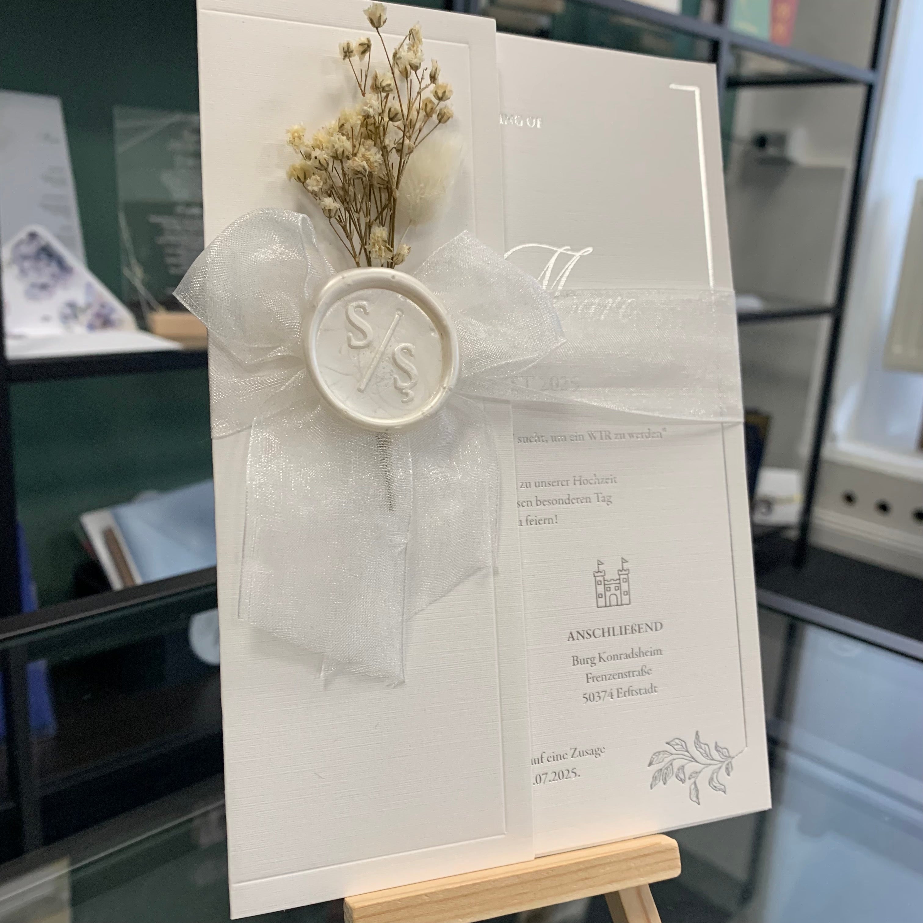 Hochzeitseinladung "Silver White" mit Wachssiegel, Schleife & Trockenblume