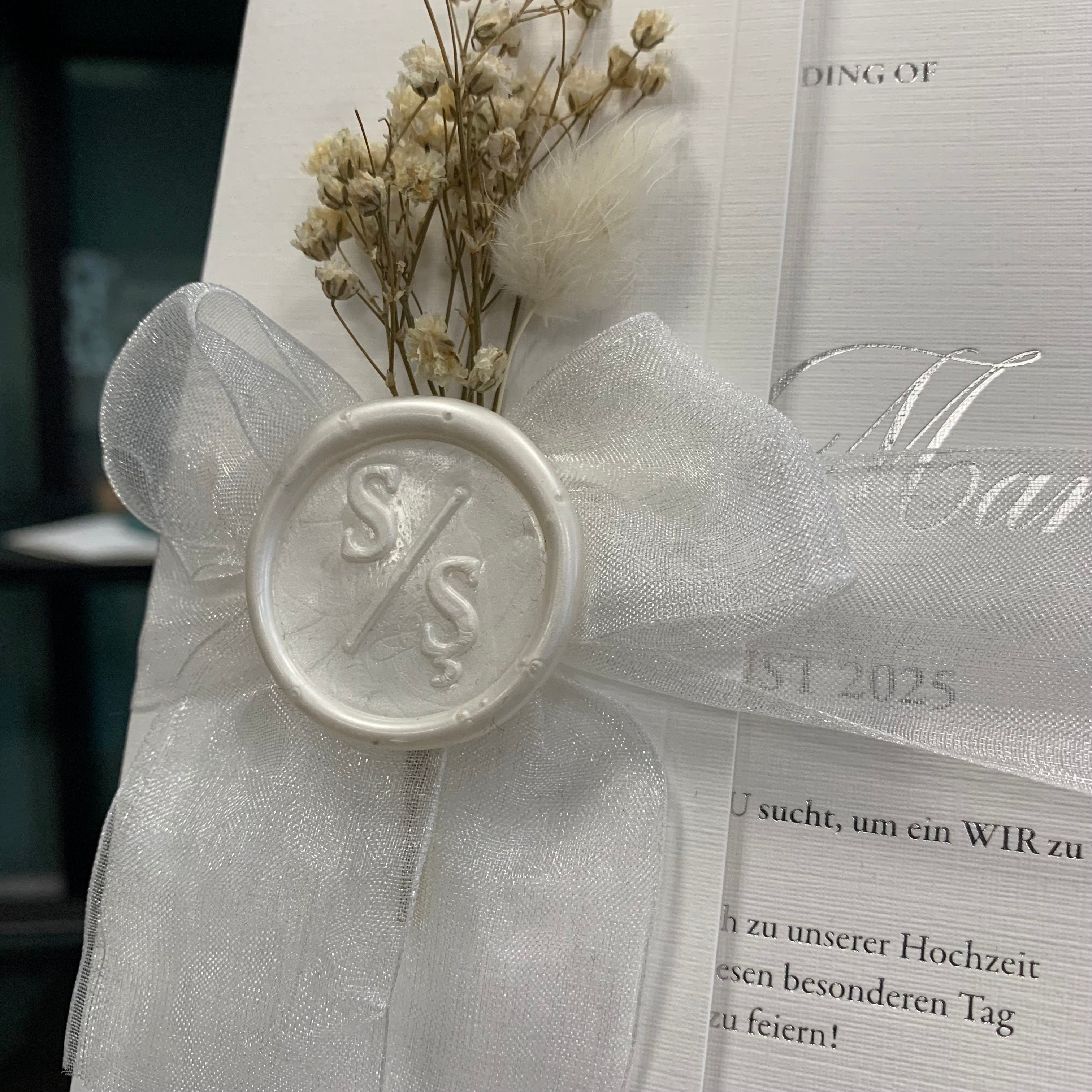 Hochzeitseinladung "Silver White" mit Wachssiegel, Schleife & Trockenblume