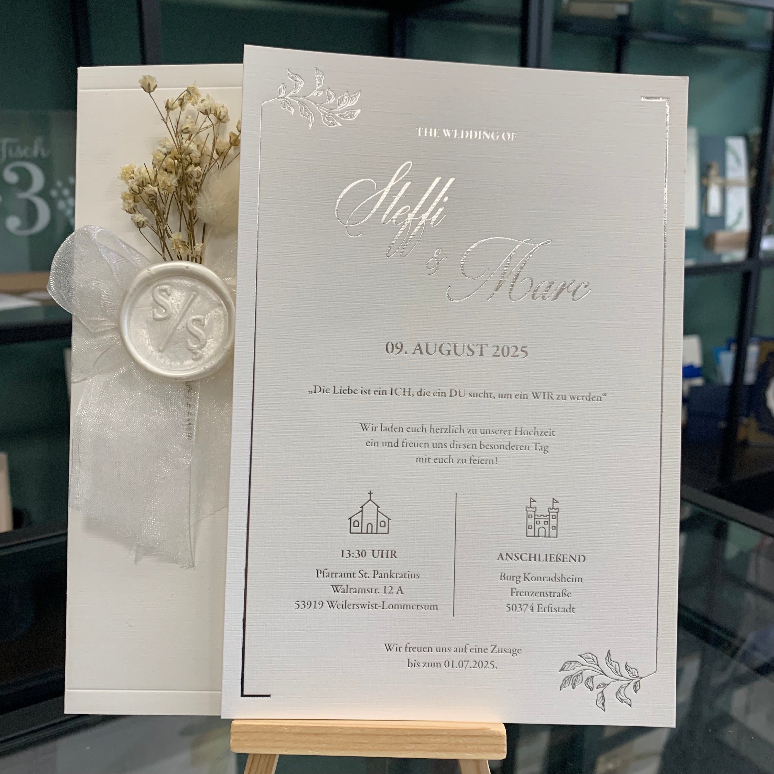 Hochzeitseinladung "Silver White" mit Wachssiegel, Schleife & Trockenblume